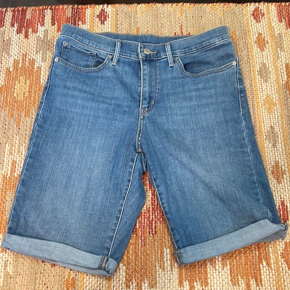Levi’s Mid rise Midi Shorts - Picture 1 of 3